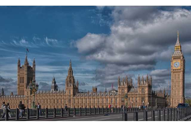 ELISABHET TOWER AND HOUSES OF PARLAMENT